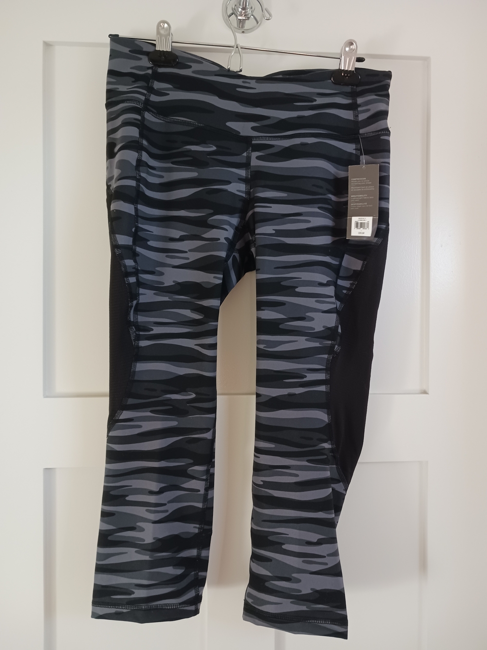 Old Navy Black & Gray Camo Capri Leggings